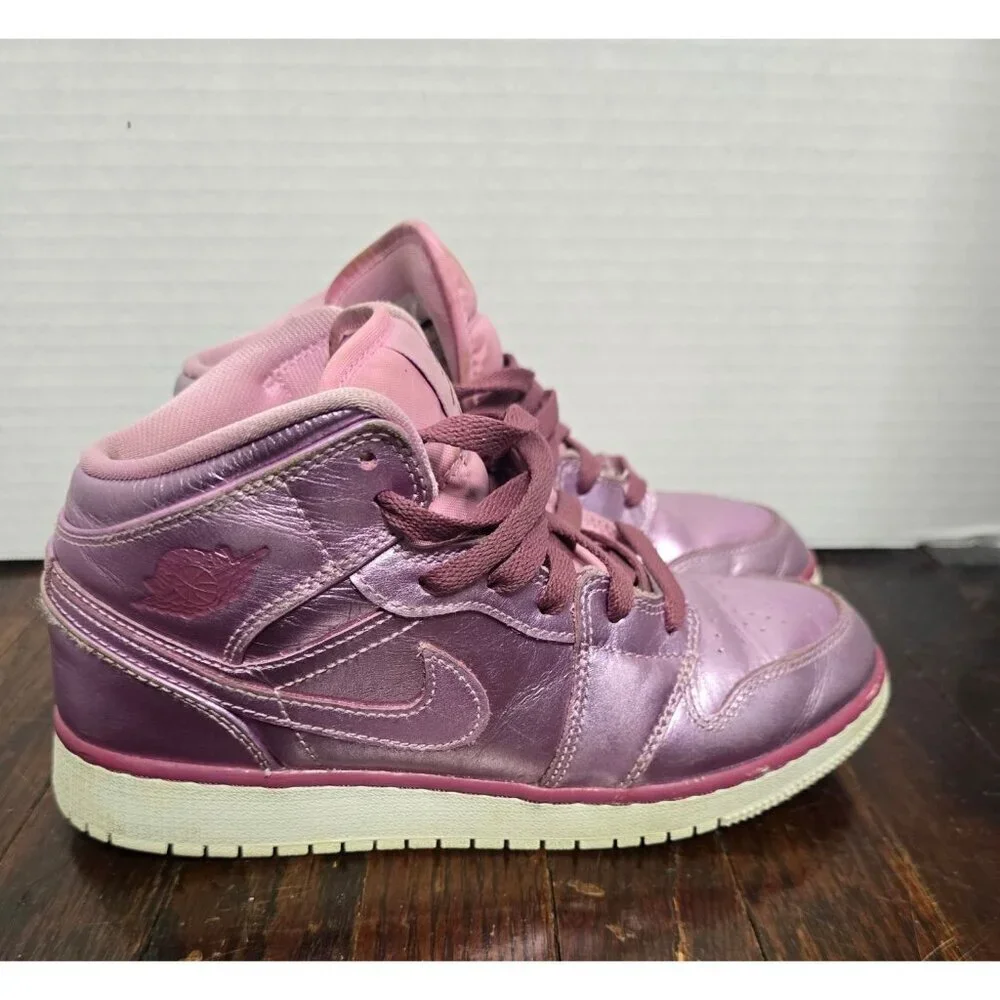 Nike Air Jordan 1 Mid SE GS Pink Rose Metallic size 5.5 Y